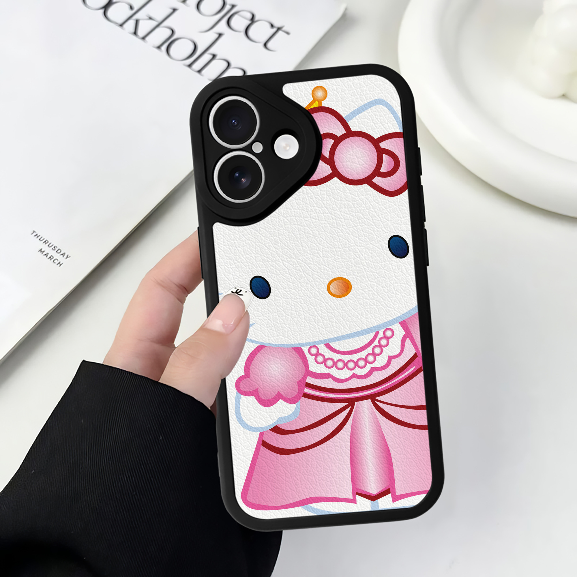 （画像用） Hello Kitty ハローキティ 【iPhone 16シリーズ対応】シリコンスマホケース（レザー調） 材質：シリコン